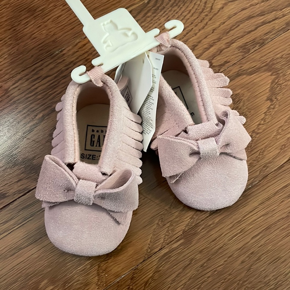 Baby gap baby girl pink moccasins, nwt size 3-6 months